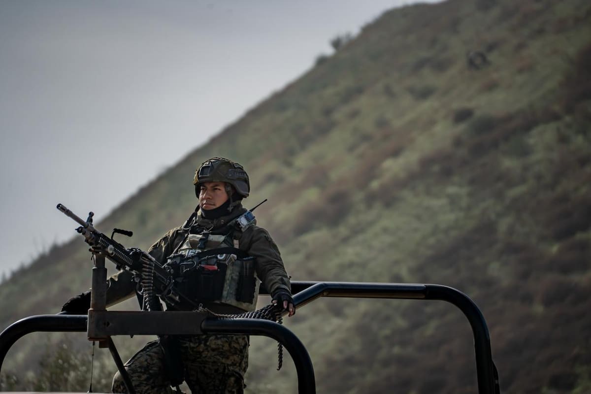 Una persona sin vida fue localizada con el cuerpo calcinado y huellas de violencia, atada con un cable metálico, por lo que la Fiscalía General del Estado quedó a cargo de las investigaciones. Foto: Border Zoom
