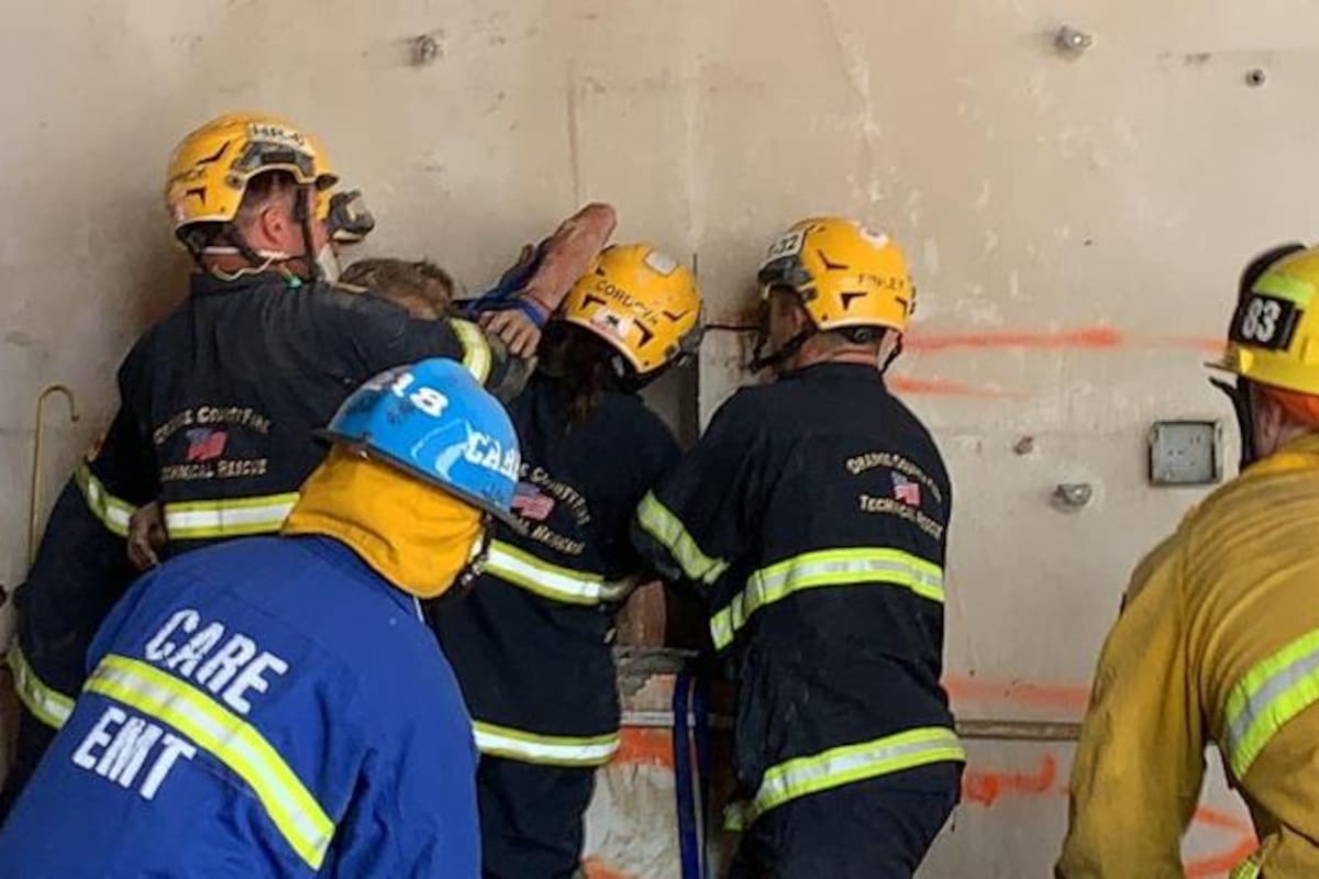 Mujer se queda atrapada en una pared