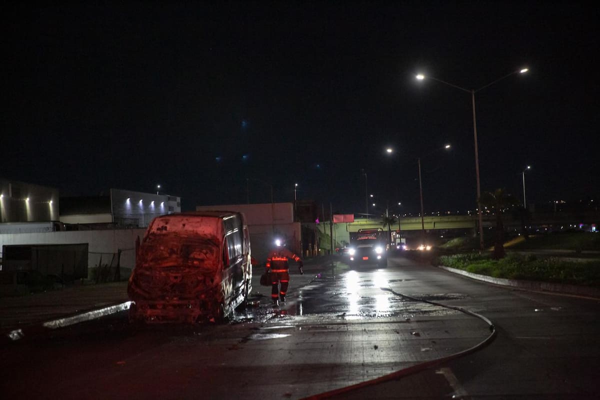 La unidad fue pérdida total tras una falla mecánica; no se reportaron personas lesionadas. Foto: Border Zoom