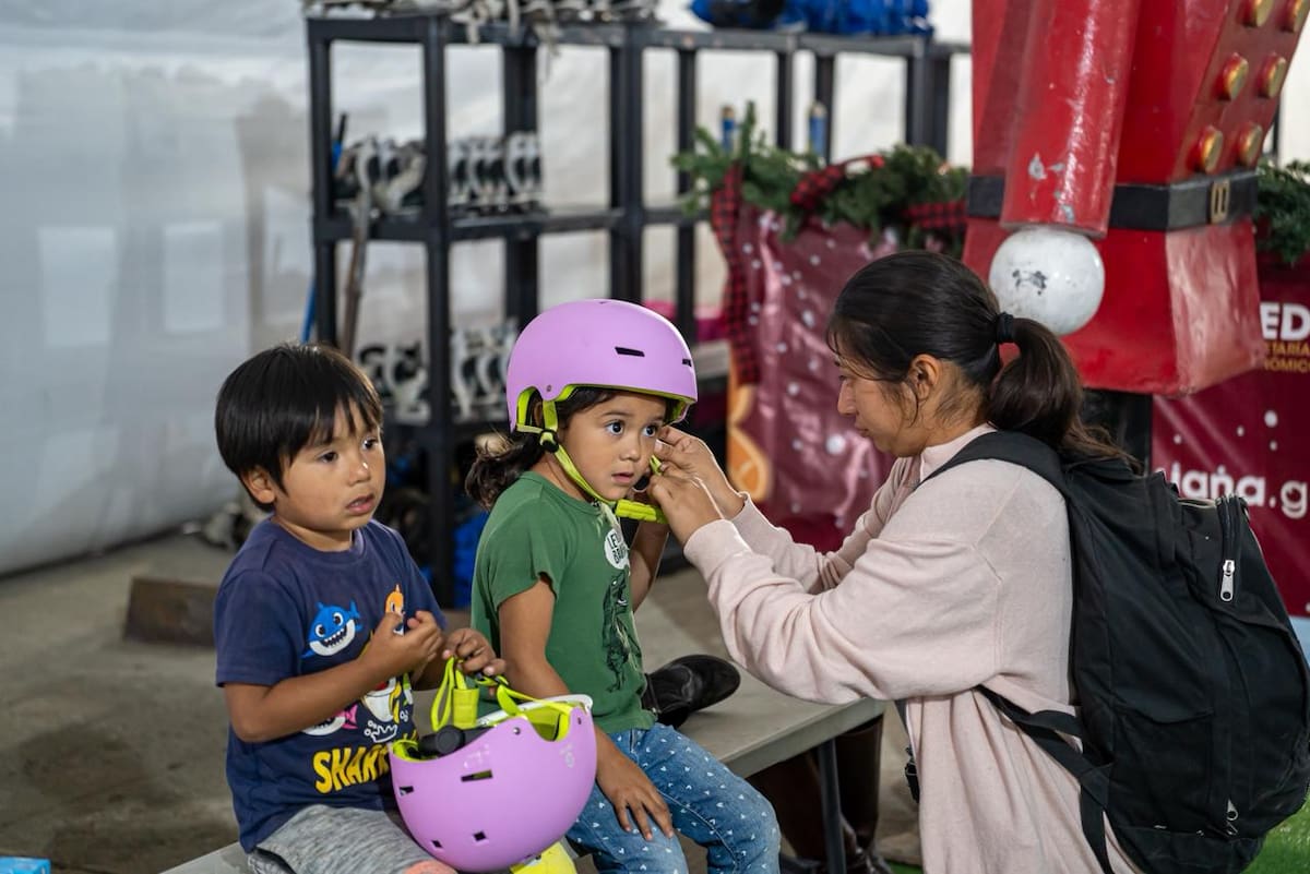 La pista de hielo instalada en la explanada del Monumento a la Madre permanecerá abierta al público del 12 de diciembre al 6 de enero, con entrada gratuita. Foto: Border Zoom