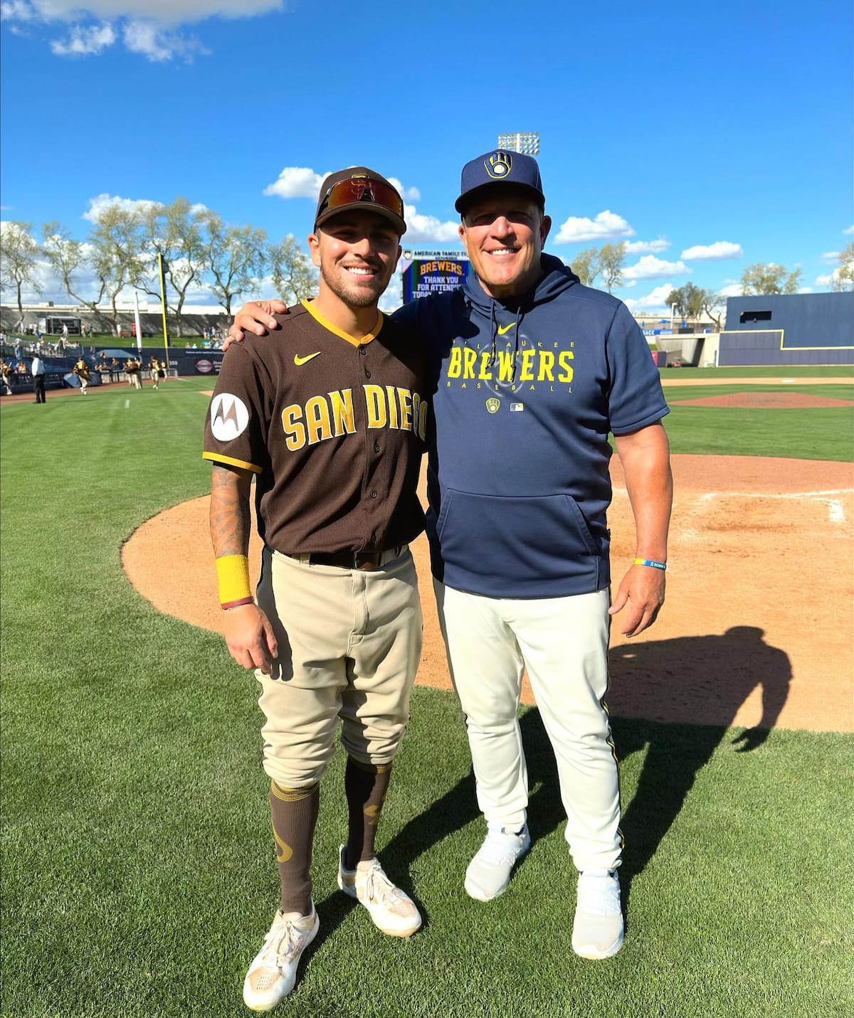 Kai Murphy de los Padres de San Diego y su padre, Pat Murphy, manager d elos Brewers de Milwaukee. (Foto: @kmurph1_)