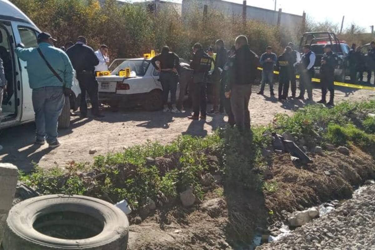 Encuentran cuatro cuerpos sin vida y con impactos de bala en taxi de Valle de Chalco