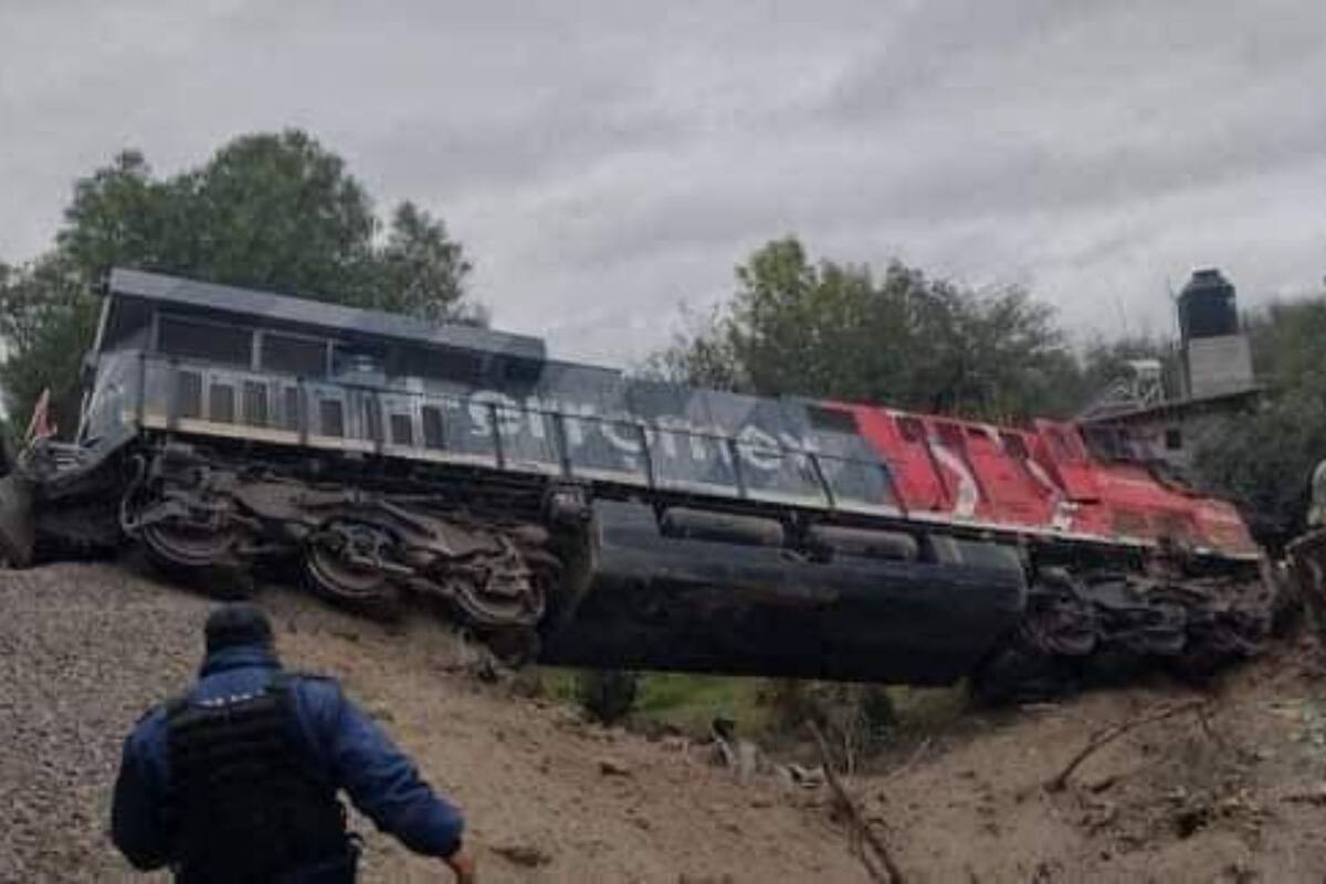 Tren descarrila tras accidente con tráiler en el Estado de México