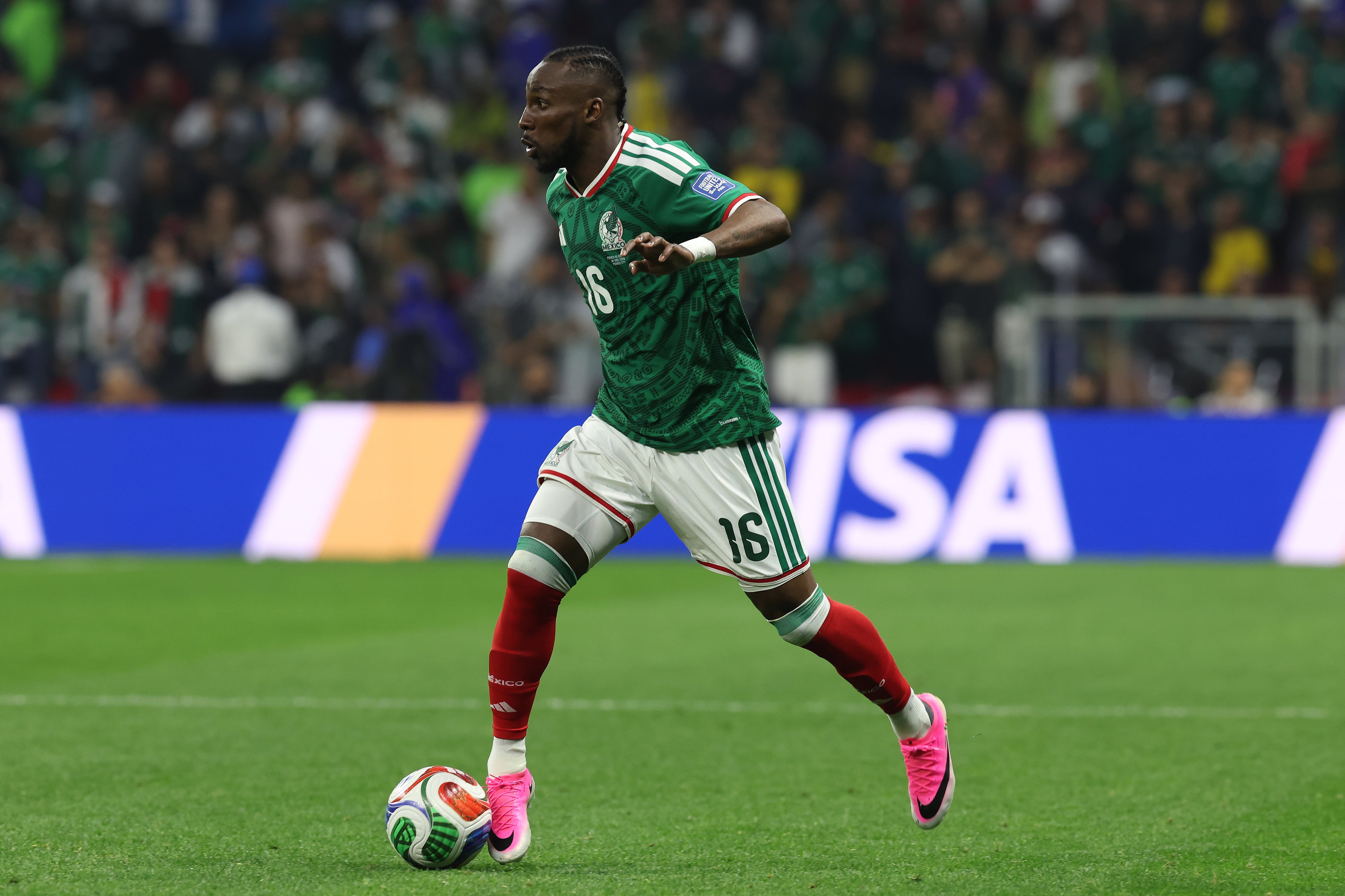 GR3230. CIUDAD DE MÉXICO (MÉXICO), 30/06/2026.- Julián Quiñones de México controla un balón este martes, en un partido de los dieciseisavos de final del Mundial de la FIFA 2026 entre México y Ecuador en el estadio Azteca?, en Ciudad de México (México). | Crédito: EFE/ Alex Cruz
