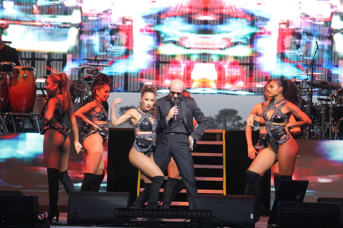 Pitbull llena de energía la feria en SD