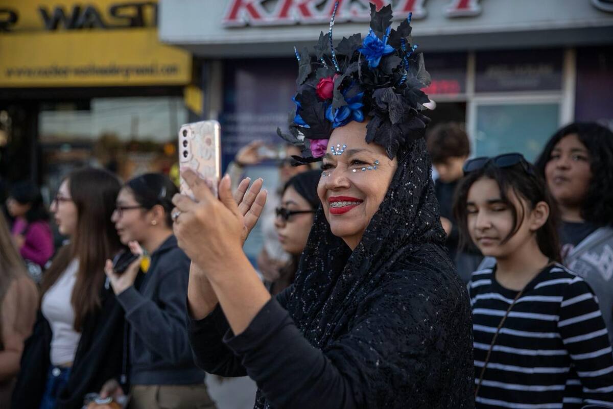 Familias completas, niñas, niños y jóvenes se dieron cita para presenciar el recorrido organizado por comerciantes del Mercado Benito Juárez. Foto: Border Zoom
