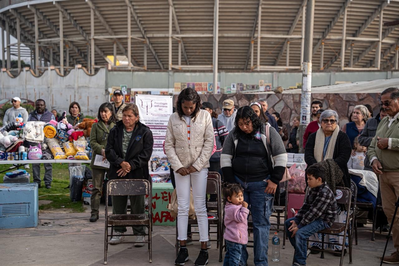 Activistas colocan en el centro a personas repatriadas y advierten un endurecimiento del trato hacia la comunidad migrante en la frontera. Foto: Border Zoom
