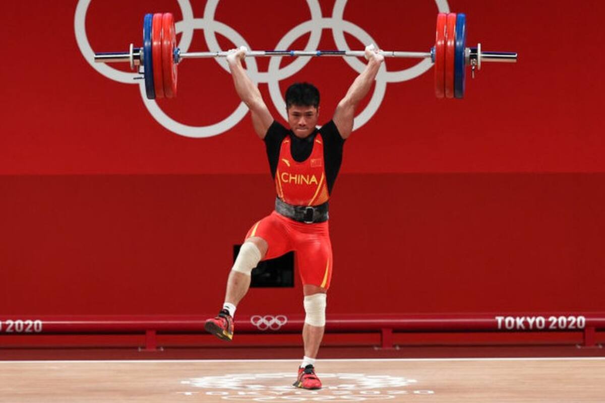 Olímpicos de Tokio: la increíble técnica con la que un pesista chino
levantó 166 kilos en una sola pierna