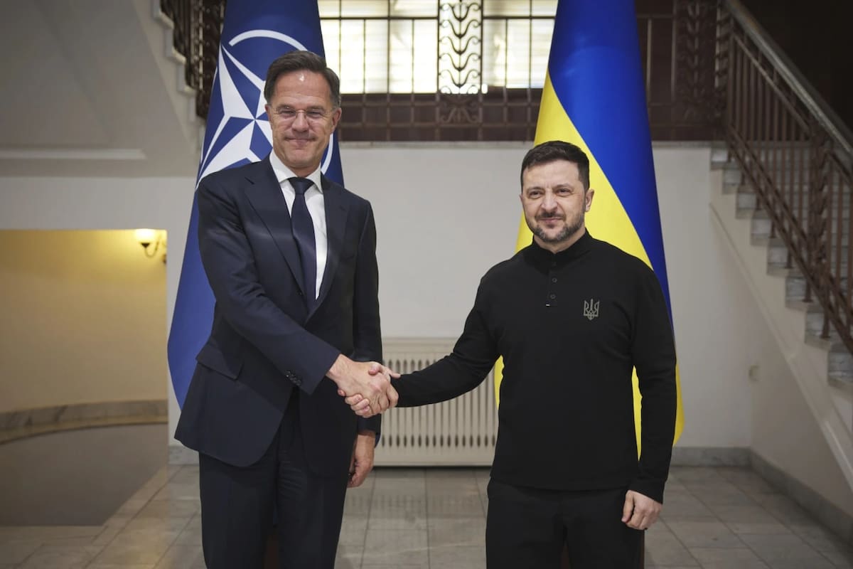 En esta fotografía proporcionada por la Oficina de Prensa Presidencial de Ucrania, el secretario general de la OTAN, Mark Rutte, y el presidente de Ucrania, Volodímir Zelenski, a la derecha, posan para una foto durante su reunión en Odesa, Ucrania, el martes 15 de abril de 2025. | Crédito: Oficina de Prensa Presidencial de Ucrania vía AP