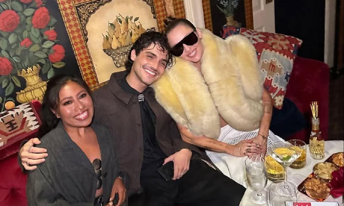 La actriz Yalitza Aparicio y el cantante Humbe se hicieron acompañar por Miley Cirus. Foto: Cortesía