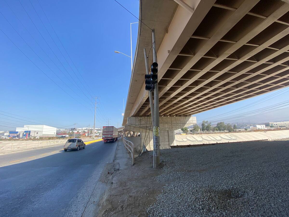 La construcción se conforma por 24 apoyos y 85 pilotes, rampas de tierra armada en 4 apoyos, zapatas dados de cimentación y cabezales y con una fabricación de 142 trabes compuestas.