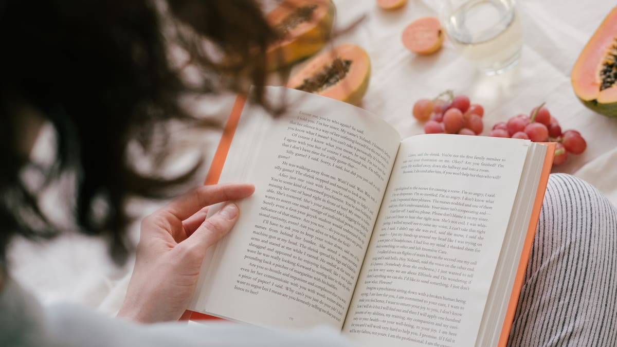 La biblioterapia, o el uso de la lectura como herramienta de bienestar, se ha convertido en una forma efectiva de relajación y reflexión en la vida moderna|Foto: Canva