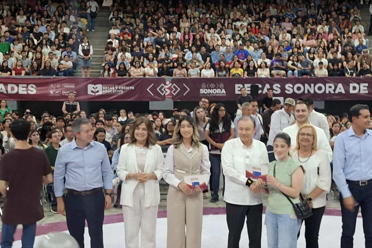 Gobierno de Sonora entrega más de 10 mil becas a estudiantes universitarios