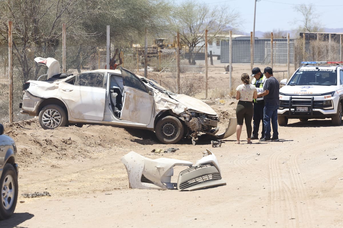 Por la Carretera 26, en el kilómetro 8, se registró la volcadura de un automóvil sedán. FOTO: TEODORO BORBÓN