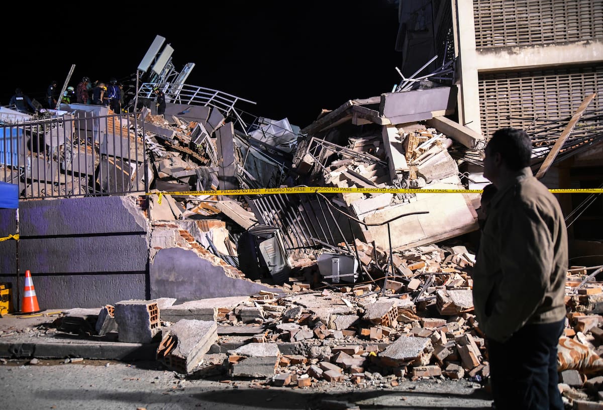 CARACAS, 24 junio, 2026 (Xinhua) Rescatistas laboran en un edificio derrumbado luego de la ocurrencia de dos terremotos, en el municipio de Libertador de Caracas, Venezuela, el 24 de junio de 2026. La presidenta encargada de Venezuela, Delcy Rodríguez, anunció la noche del miércoles el estado de emergencia nacional tras la ocurrencia de dos terremotos seguidos en territorio venezolano, uno de magnitud 7,2 y otro de 7,5 en la escala de Richter. (Xinhua/Marcos Salgado) (ms) (da) (ah)