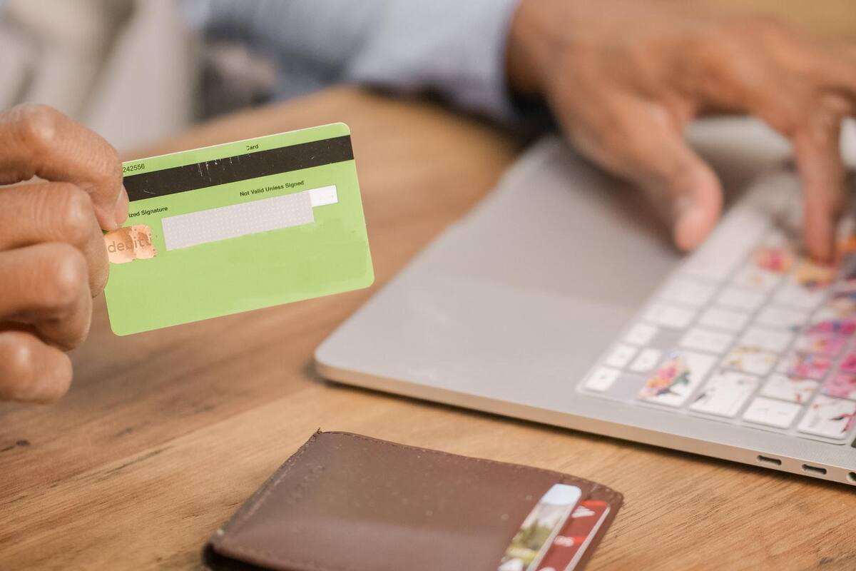 Economista pide a comercios ajustarse a compras electrónicas
