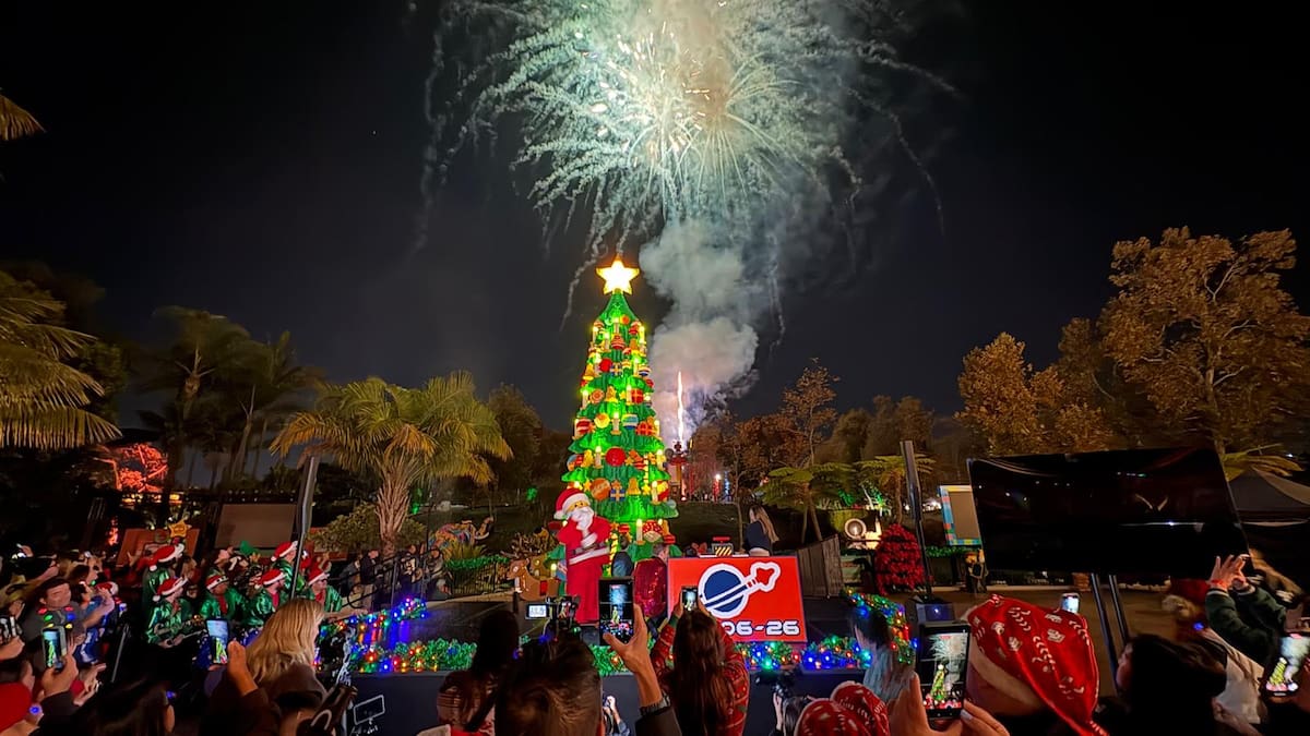 El árbol de más de 10 metros fue encendido en una ceremonia encabezada por la actriz Danielle Fishel durante la edición 23 del evento en el parque temático. Foto: Ana Gómez