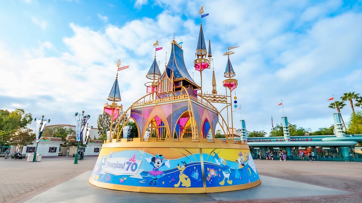 Los visitantes podrán disfrutar del desfile ‘Mickey and Friends Celebrate Happy!’.