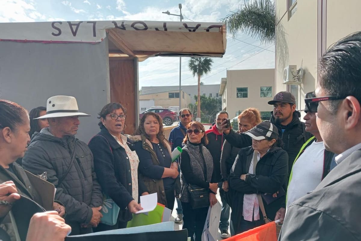 Vecinos y comerciantes de Popotla protestan por fuerte alza en Impuesto Predial