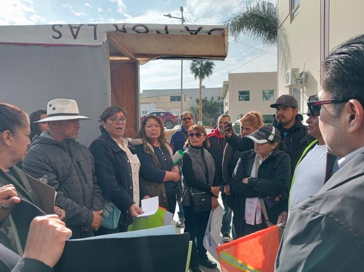 Vecinos y comerciantes de Popotla protestan por fuerte alza en Impuesto Predial