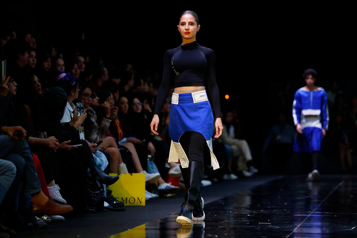 Cada prenda incluye bordados en braille, un detalle que refuerza el compromiso con la inclusión y funcionalidad de la ropa.