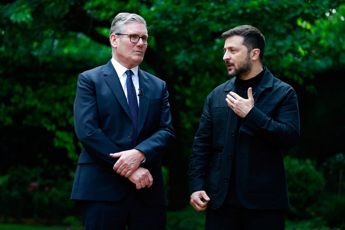 Londres (Reino Unido), 23/06/2025.- El primer ministro británico, Keir Starmer (izq.), escucha al presidente ucraniano, Volodímir Zelenski, durante su reunión en Downing Street, Londres, Reino Unido, el 23 de junio de 2025. (Ucrania, Reino Unido, Londres) | Crédito: EFE/EPA/JASON ALDEN / POOL.