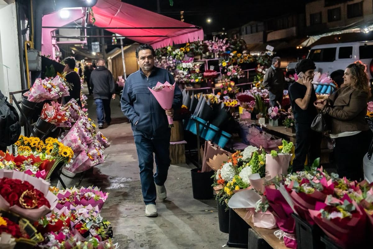 Florerías registran importante afluencia en la calle Quinta, donde los ramos “buchones” encabezan la demanda. Foto: Border Zoom