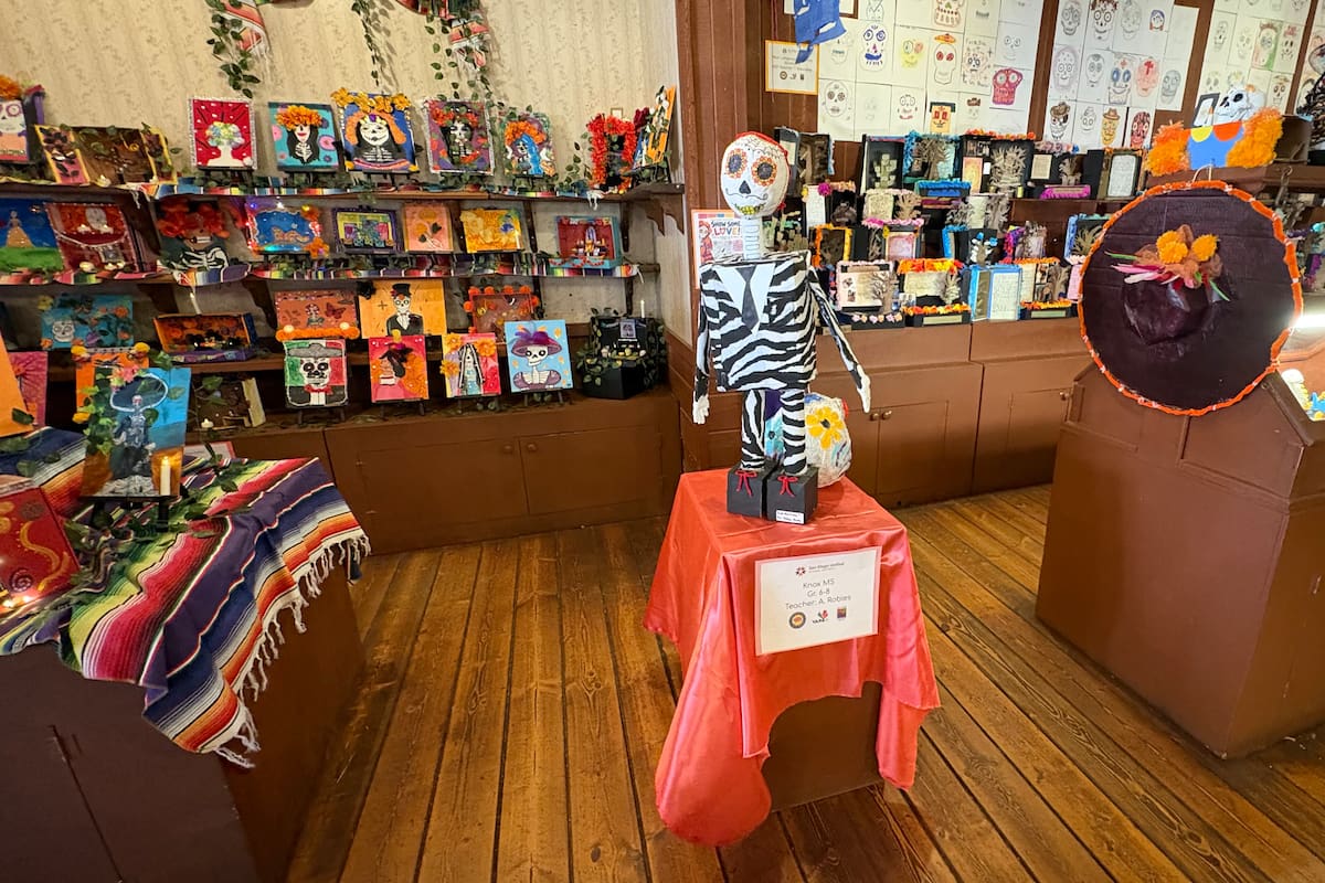 Estudiantes adelantan el Día de Muertos con exposición artística en Old Town en San Diego