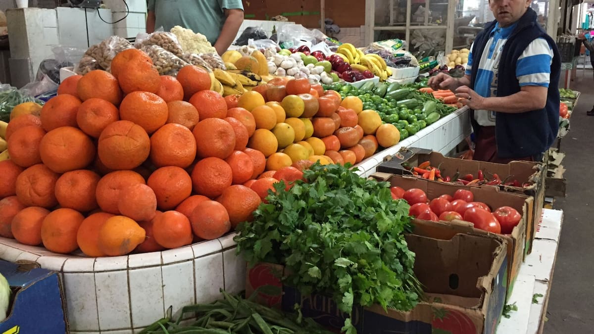 Con el jitomate a 100 pesos el kilo, el INEGI revela un alza del 13.69% en frutas y hortalizas que obliga a los consumidores a cambiar sus estrategias de compra