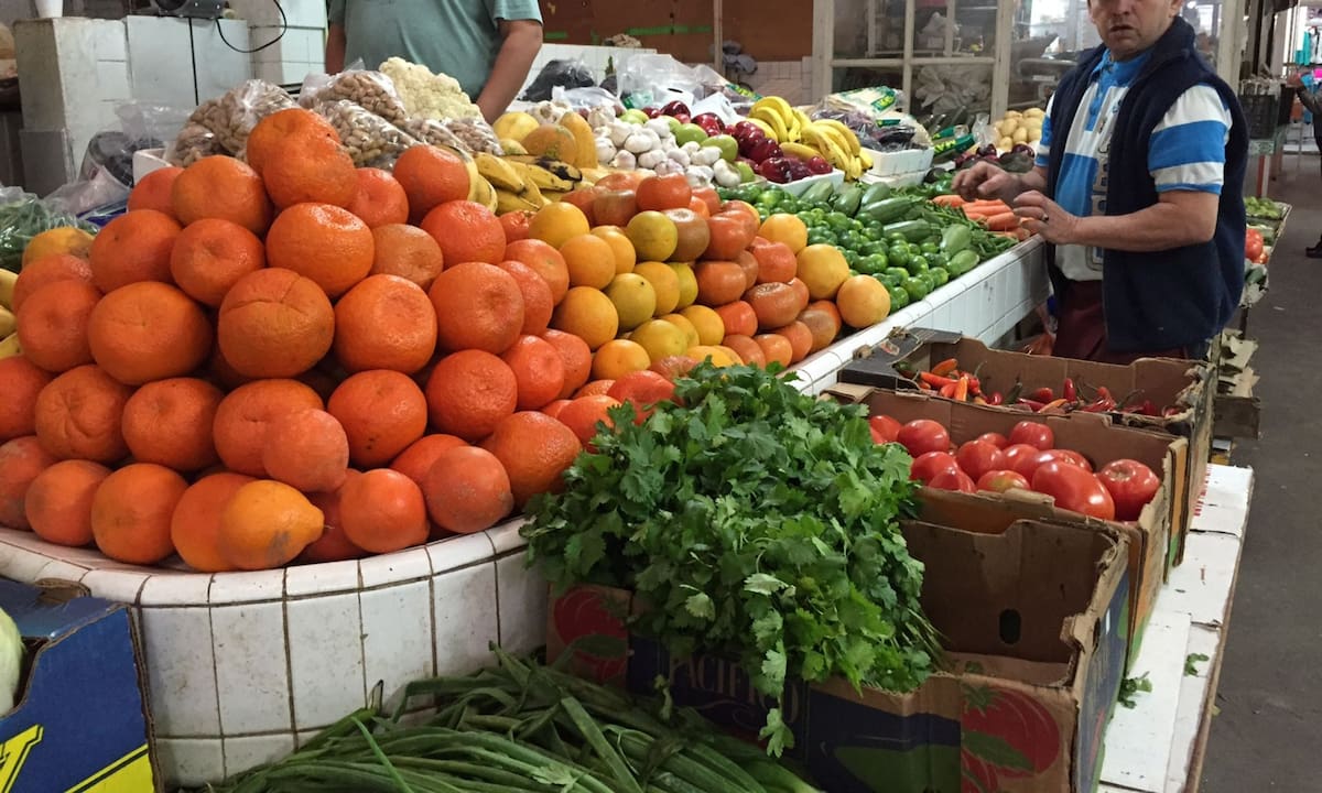 Con el jitomate a 100 pesos el kilo, el INEGI revela un alza del 13.69% en frutas y hortalizas que obliga a los consumidores a cambiar sus estrategias de compra | Archivo GH