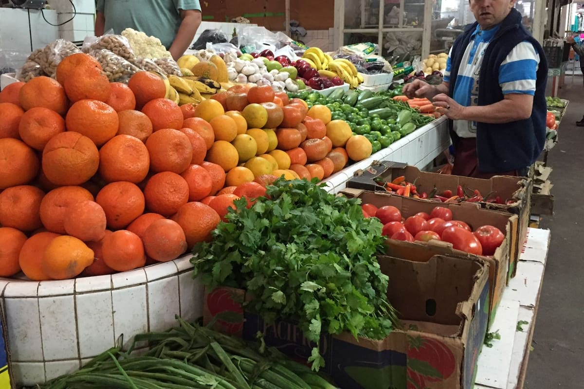 Con el jitomate a 100 pesos el kilo, el INEGI revela un alza del 13.69% en frutas y hortalizas que obliga a los consumidores a cambiar sus estrategias de compra
