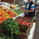 Con el jitomate a 100 pesos el kilo, el INEGI revela un alza del 13.69% en frutas y hortalizas que obliga a los consumidores a cambiar sus estrategias de compra