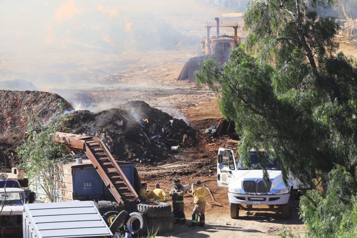 Las ráfagas de aire provocadas por la condición Santa Ana, y el reciente desabastecimiento de agua generó retrasos al inicio de las labores. Foto: Sergio Ortiz