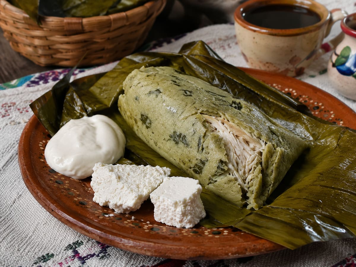 Tamal de chipilín vs. machaca con huevo: los desayunos que distinguen a Chiapas y Sonora. Café, tortillas de harina y tradición en cada bocado.