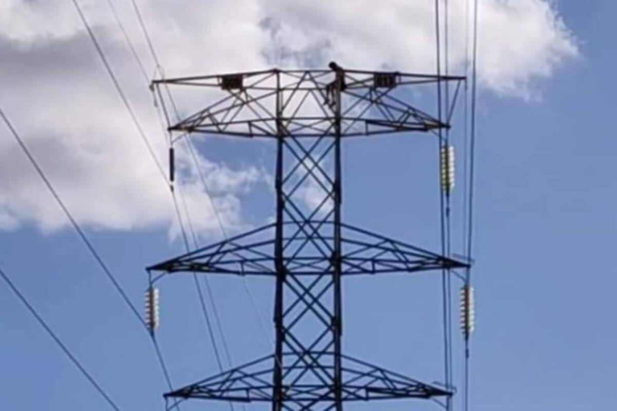 Mujer sube a torre de alta tensión, tras discusión
