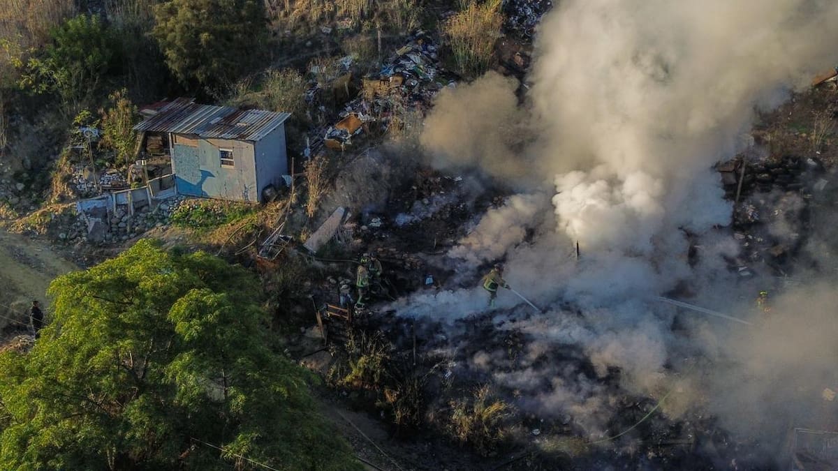 Bomberos controlaron el siniestro sin reportar heridos; el lugar estaba lleno de basura y escombros. Foto: Border Zoom
