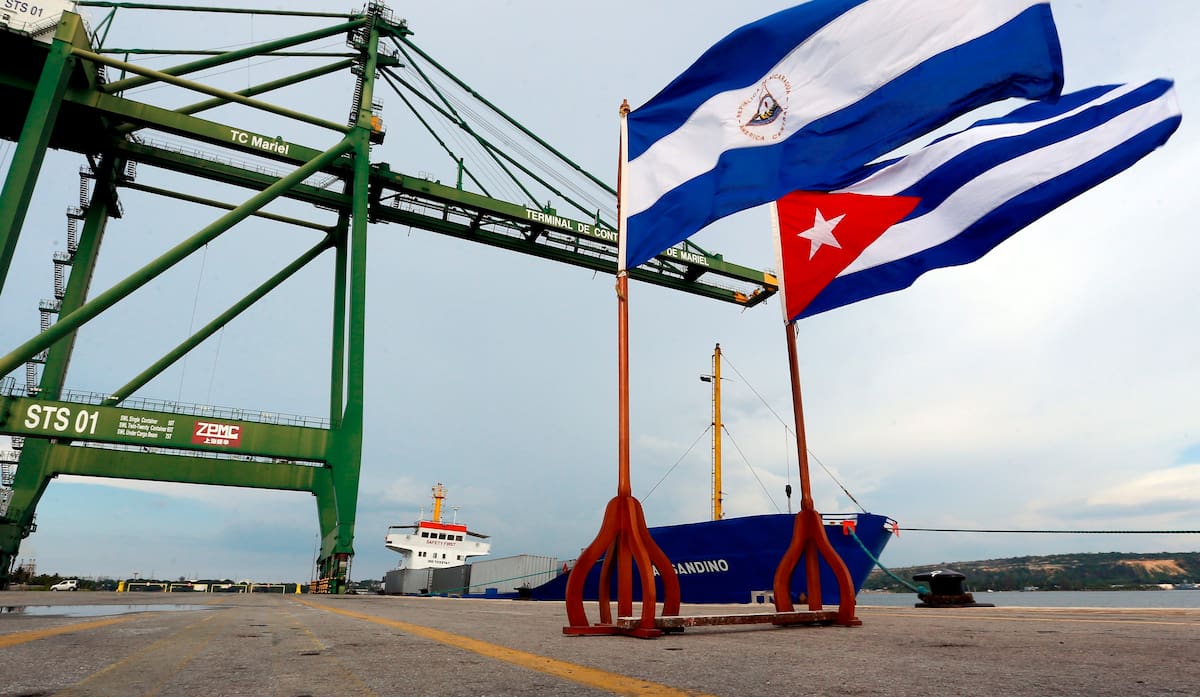 Las banderas de Nicaragua (i) y Cuba ondean en el puerto del Mariel, donde llegó un buque con un cargamento de ayuda humanitaria enviado por el Gobierno de Nicaragua, hoy, en La Habana (Cuba). EFE/ Ernesto Mastrascusa