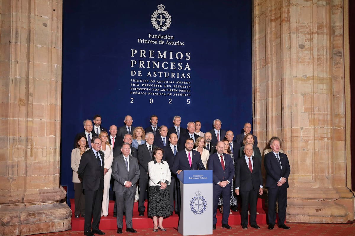 El jurado del Premio Princesa de Asturias de la Concordia 2025, presidido por Adrián Barbón, durante la lectura, este miércoles, del acta del jurado que otorga el galardón de esta edición al Museo Nacional de Antropología de México, institución creada en 1940 que investiga, conserva y exhibe las colecciones arqueológicas y etnográficas más importantes del país. EFE/ J.L. Cereijido