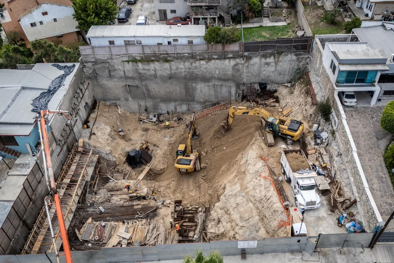 Vecinos de la colonia Cacho denuncian daños en viviendas y exigen obras de contención tras excavaciones en un predio colindante. Foto: Border Zoom
Familias de la colonia Cacho denuncian daños en sus viviendas, desalojos y falta de soluciones tras una construcción; algunas casas fueron etiquetadas en rojo.