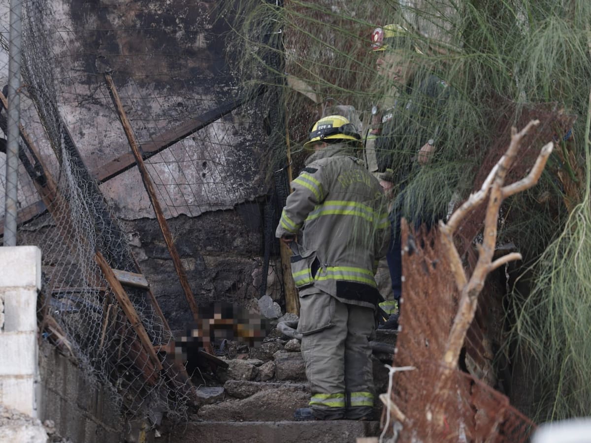Luego de sofocar las llamas de un incendio de casa habitación; elementos del cuerpo de bomberos, localizaron los cuerpos calcinados de dos personas en la avenida Teotihuacán y el callejón Lerdo de Tejada. (Foto: Javier Gallegos)