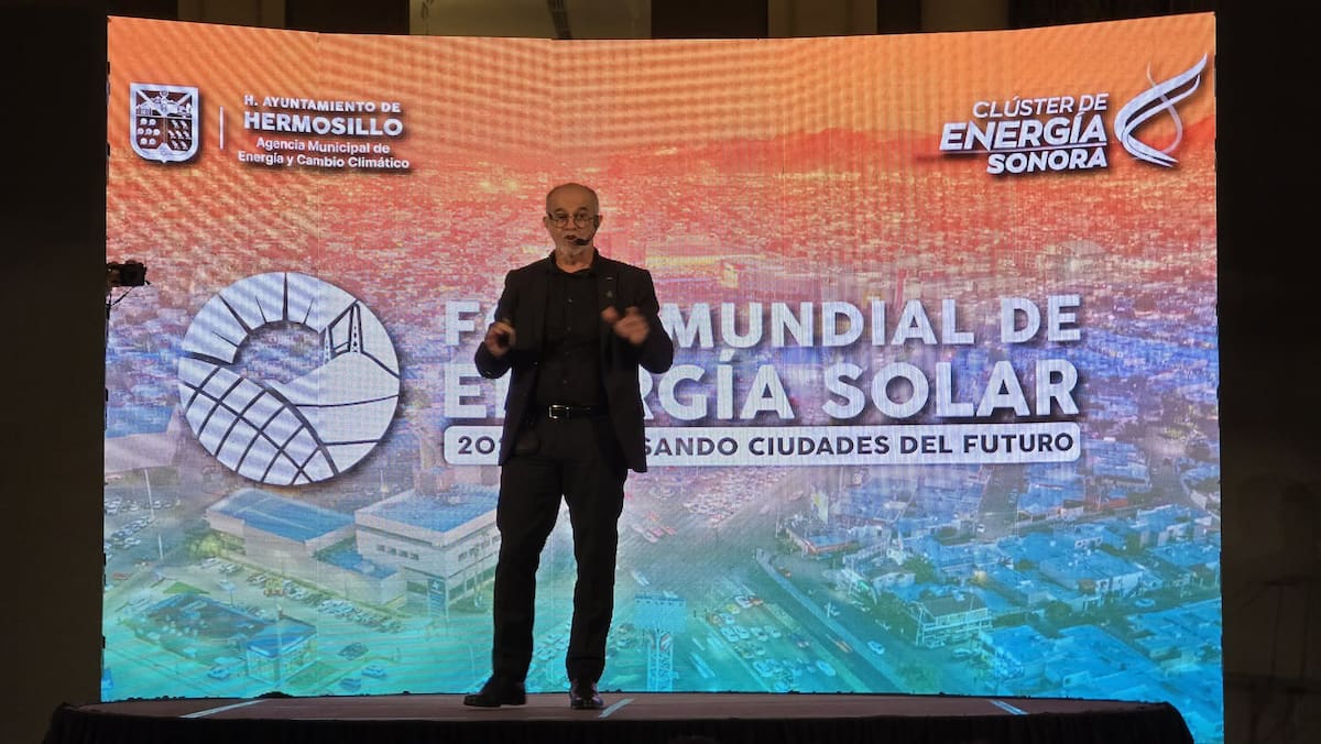 Carlos Moreno durante su conferencia “Las ciudades de los 15 minutos” en el segundo día del Foro Mundial de Energía Solar en Hermosillo. FOTO: JUAN HERNÁNDEZ