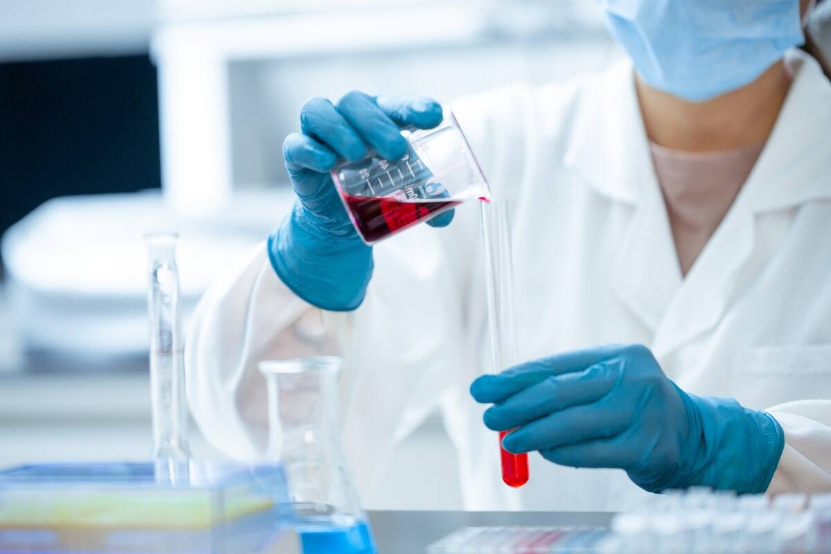Ómicron: AstraZeneca y Oxford trabajan en la vacuna para combatir la variante de la Covid-19