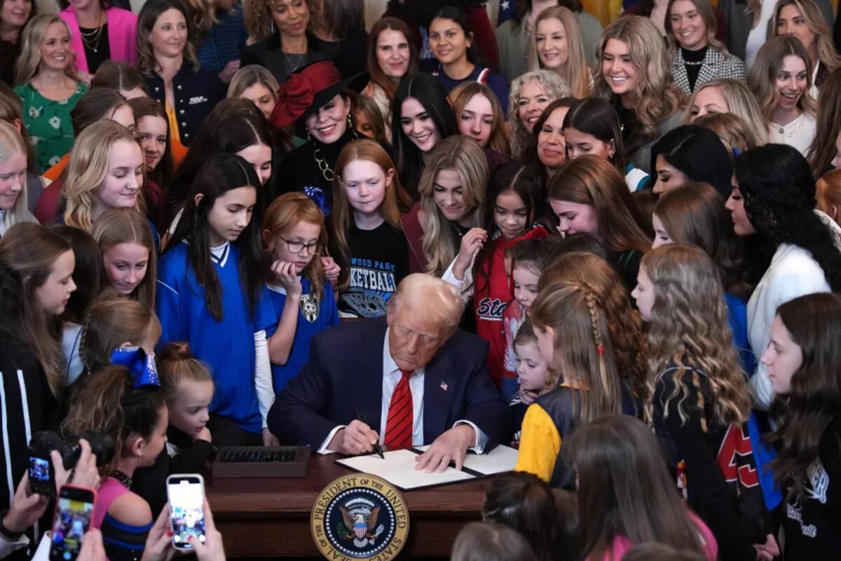 Donald Trump firma orden para prohibir a mujeres trans en deportes femeninos