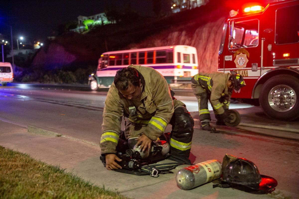 El conductor fue auxiliado a salir por personas que se encontraban cerca del lugar. Foto: Border Zoom