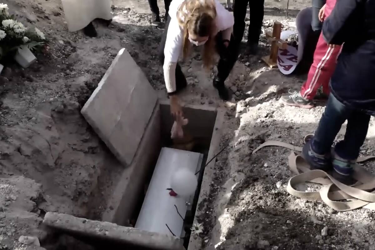 Buscan dar sepultura a niña hallada dentro de una hielera
