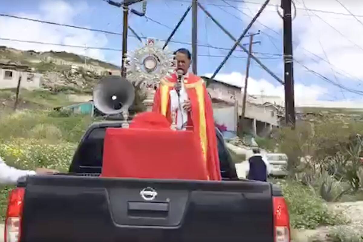 Sacerdotes salen a las calles a repartir la bendición en Tijuana
