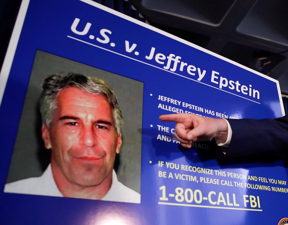 Vista del cartel con el que la Justicia estadounidense pedía el arresto del fallecido financiero estadounidense Jeffrey Epstein, en una fotografía de archivo. EFE/ Jason Szenes