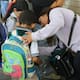 Así debe llevarse la mochila escolar según expertos