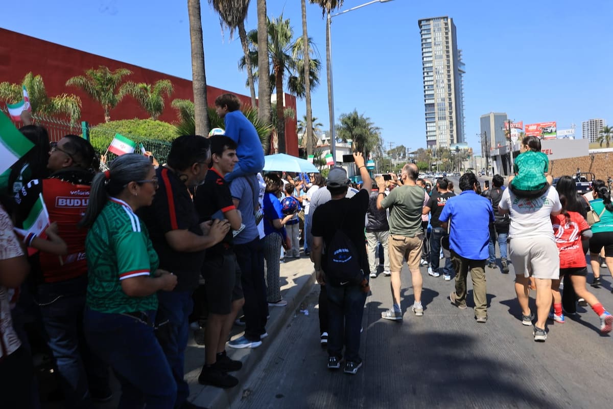 Decenas de seguidores se reunieron en Tijuana para despedir al conjunto iraní antes de su viaje a Los Ángeles, donde enfrentará a Nueva Zelanda en la Copa Mundial 2026. Foto: Sergio Ortiz