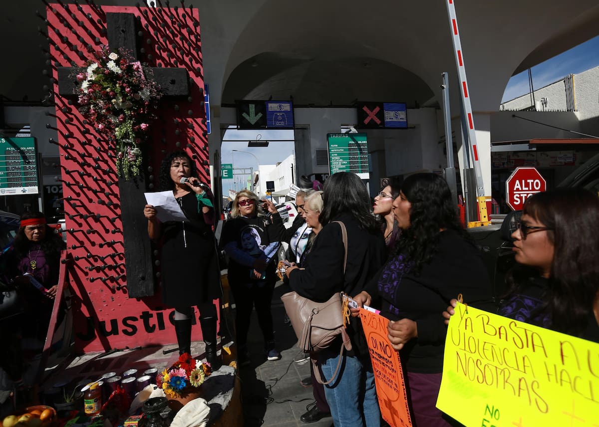 Activistas de diferentes organizaciones colocan una ofrenda floral en el monumento de la cruz de clavos hoy, en el Internacional Paso del Norte en Ciudad Juárez, Chihuahua (México). EFE/Luis Torres